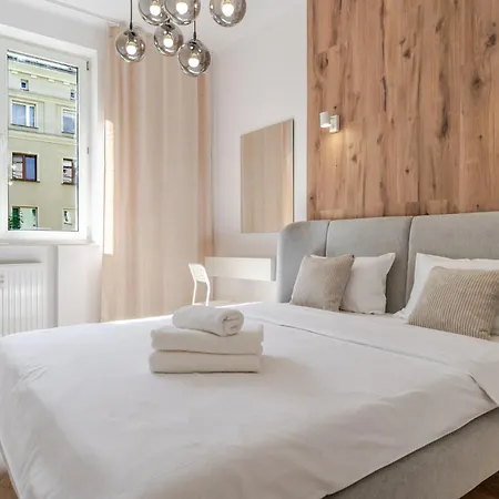 Spodek 2-bedroom By Bookinghost