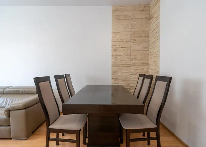 Spodek 2-bedroom By Bookinghost